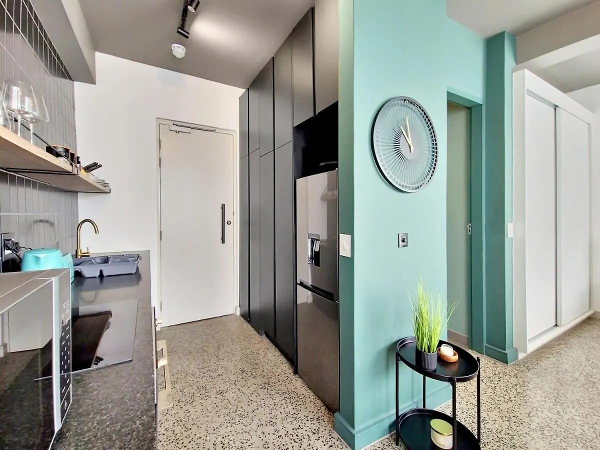 Trendy, Secure, Private Balcony, Wifi & Smart Tv Apartment Cape Town