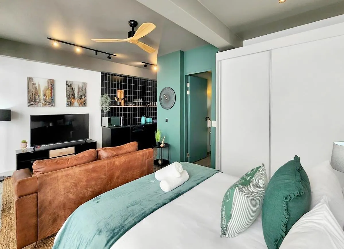 Trendy, Secure, Private Balcony, Wifi & Smart Tv Apartment Cape Town